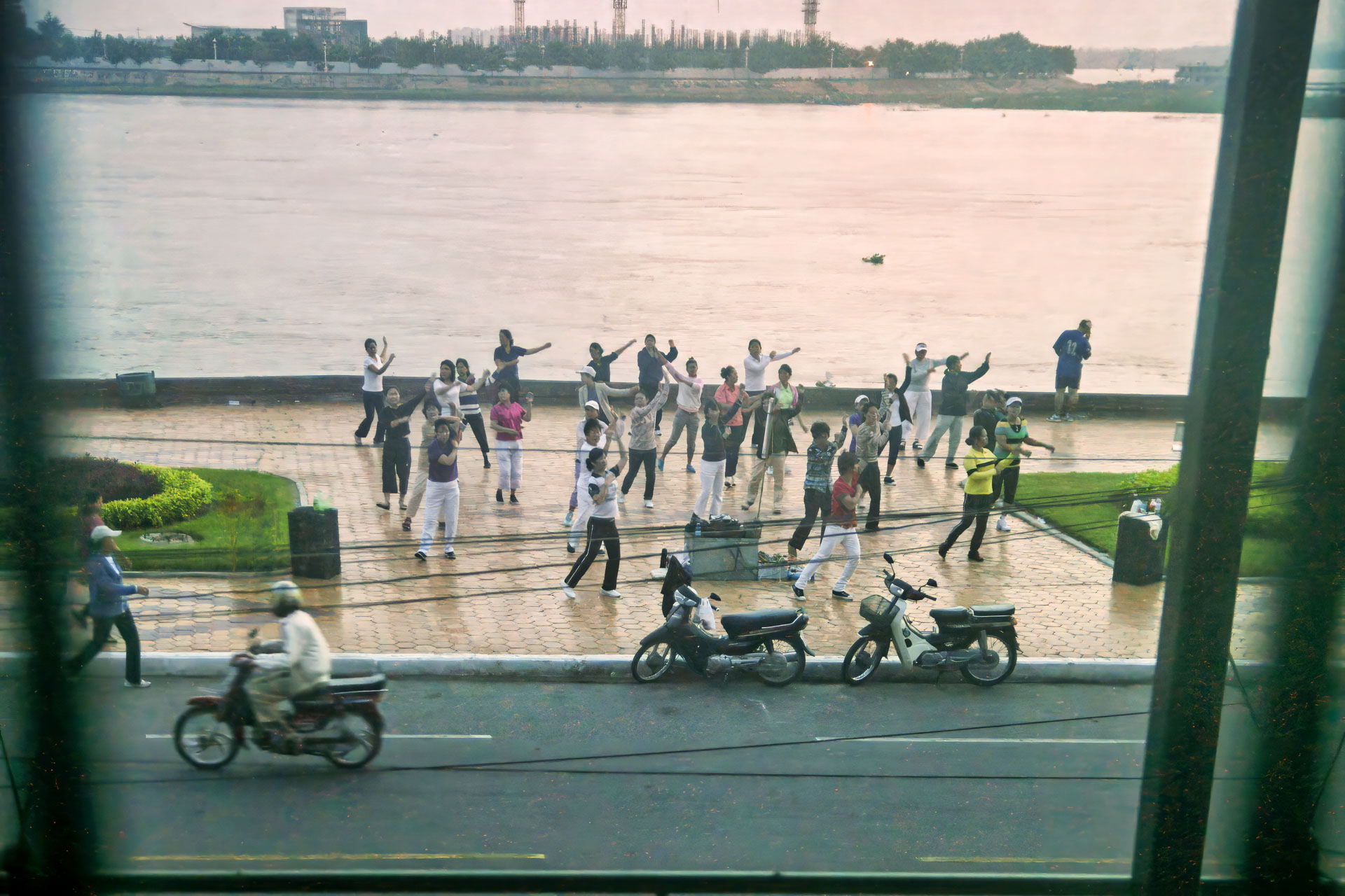 Verrückte Sportfans vor unserem Hotelzimmer. Mit zwei riesigen Musikboxen haben sie mich um %:00 Uhr morgens aus dem Bett geholt :-(